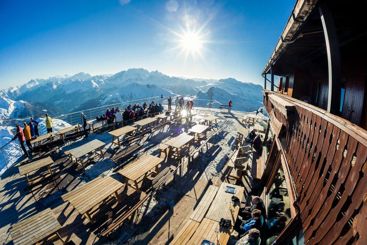 Rifugi gourmet in quota attacco alla montagna o ancora di salvezza?
